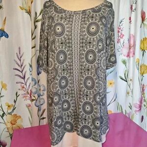 Rose & Olive 1X Women's Blue Geometric Knit Top Blouse Chiffon Hem Short Sleeve